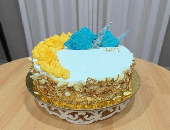 Butterscotch Almonds Cake