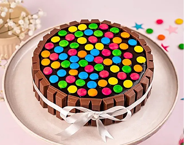 Kit Kat Knot Cake