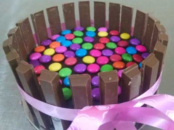 Kit Kat Knot Cake