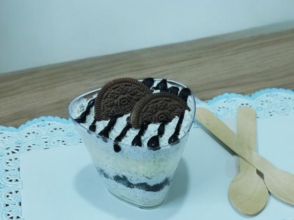 Cookie n Cream Cake Shots