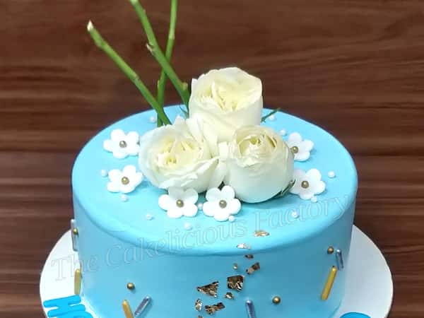White Roses Floral Decor cake 2